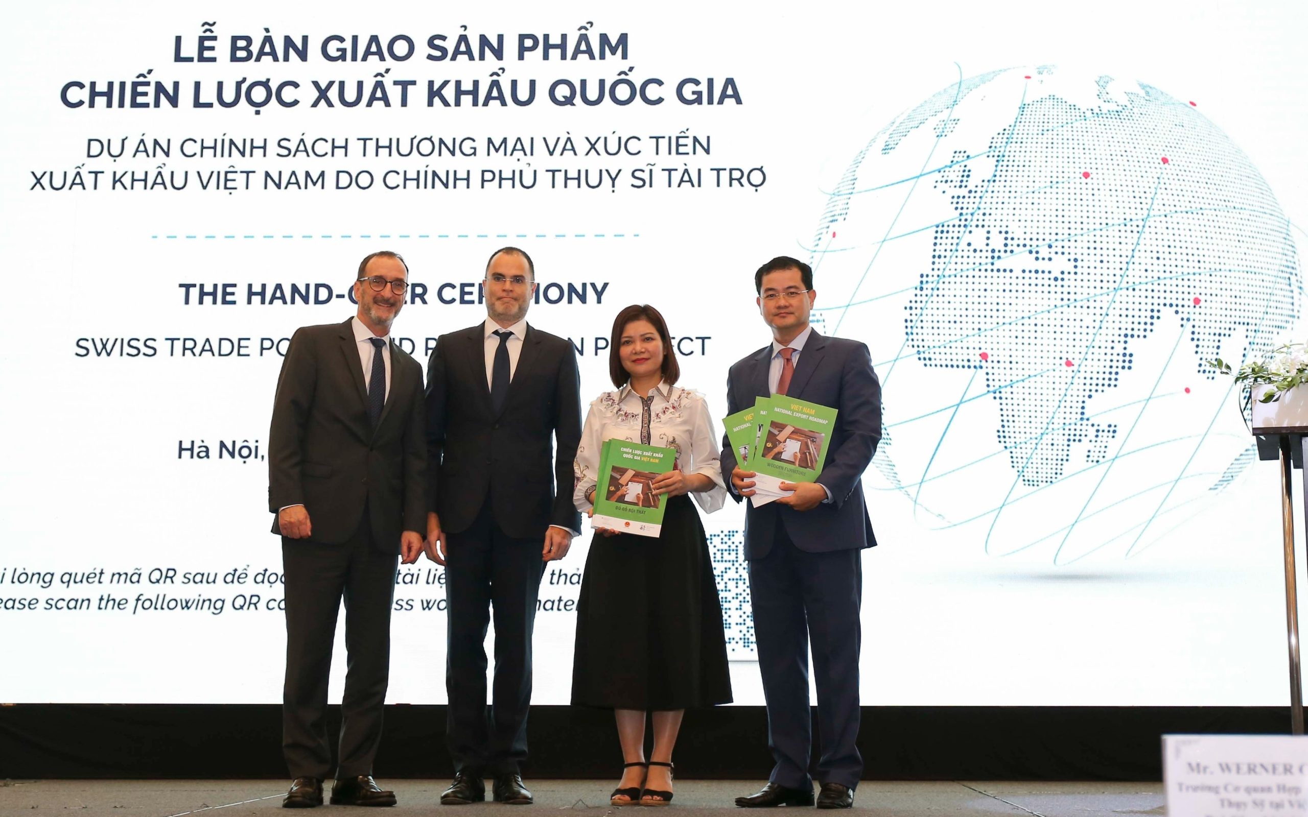 Bàn giao Báo cáo Chiến lược thúc đẩy xuất khẩu ngành, lĩnh vực ưu tiên